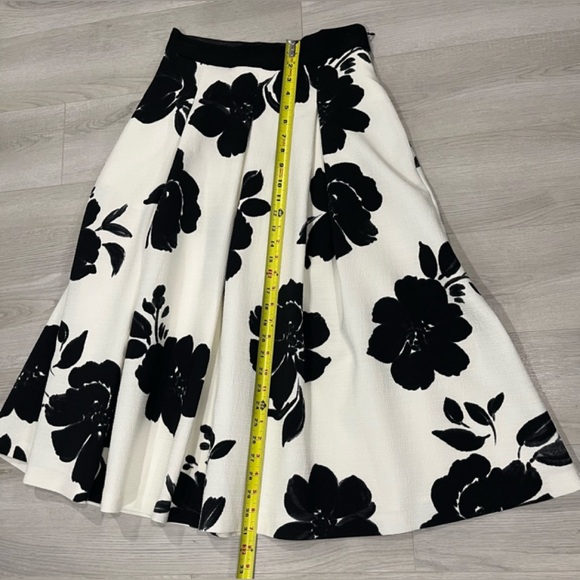 WHITE HOUSE BLACK MARKET Full Skirt, Size 2 - Picture 7 of 8